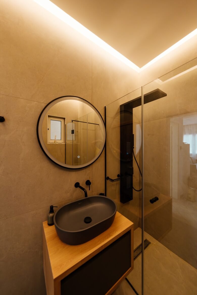 Bathroom with a round mirror at EL CHACHA