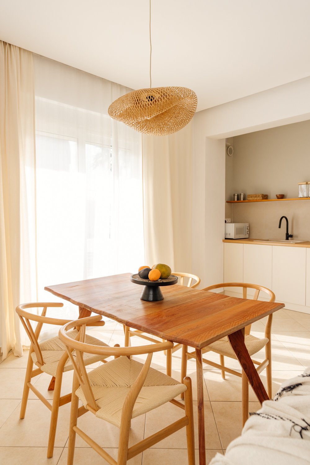 Dining table and kitchenette in the EL CHACHA Apartment